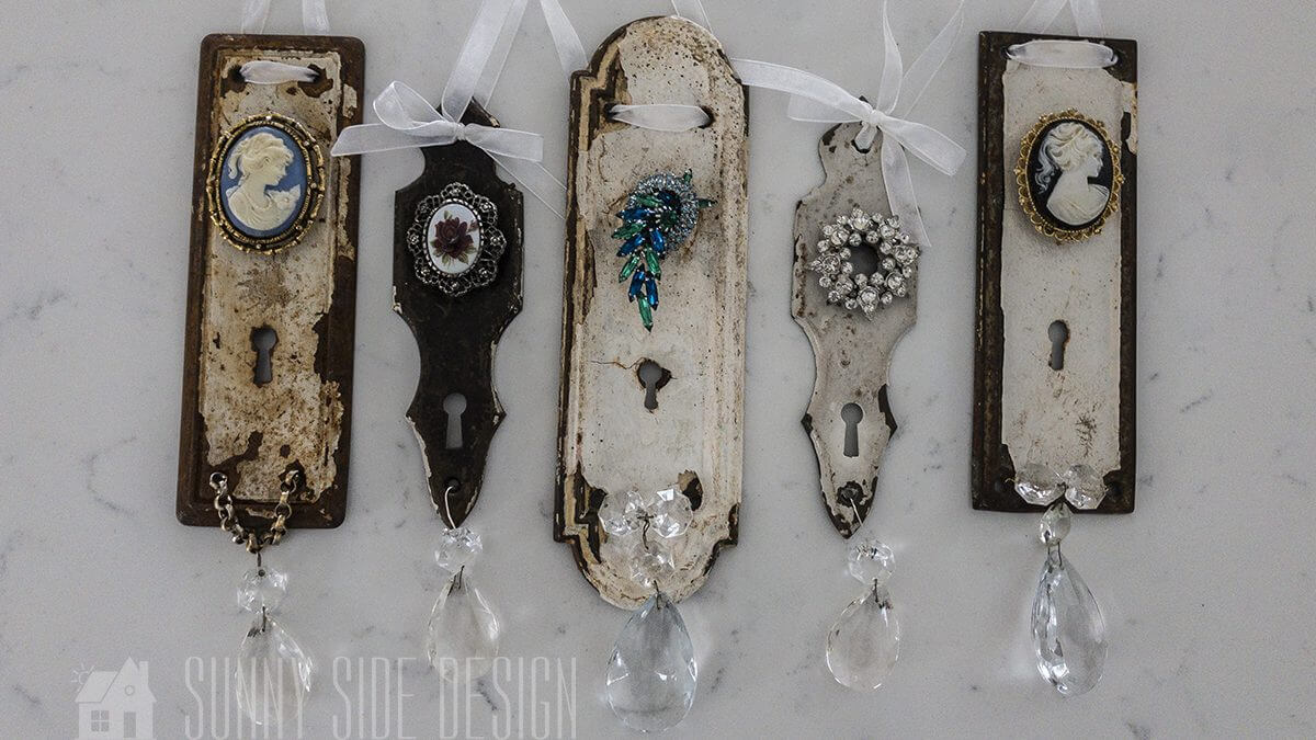 You are currently viewing Upcycle | Vintage Door Plates into Christmas Ornaments