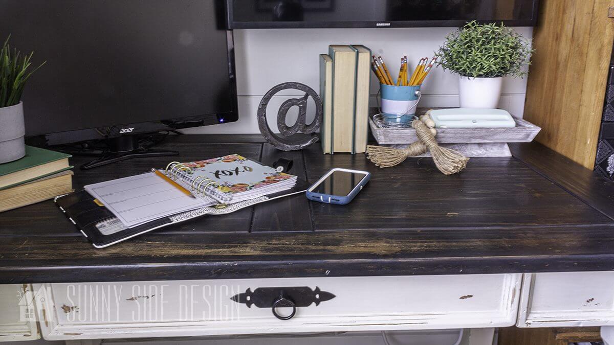 Read more about the article Easy Thrift Store Desk Makeover with Chalk Paint