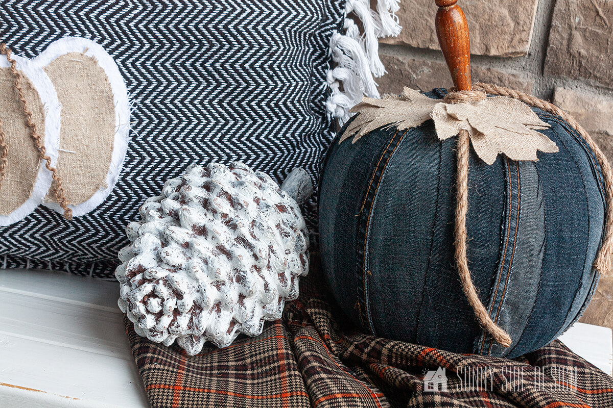 Read more about the article Easy DIY Pumpkin Decor for Fall Using Old Jeans