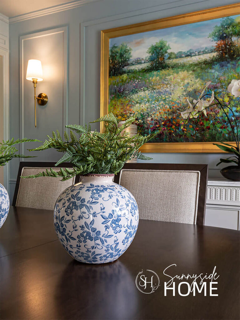 A blue and white floral vase on a dining table, easy decorate with blue and white ideas.